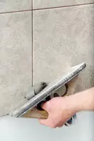 "חיפוי קירות במהותם דקים וקלים יותר מאריחי ריצוף"